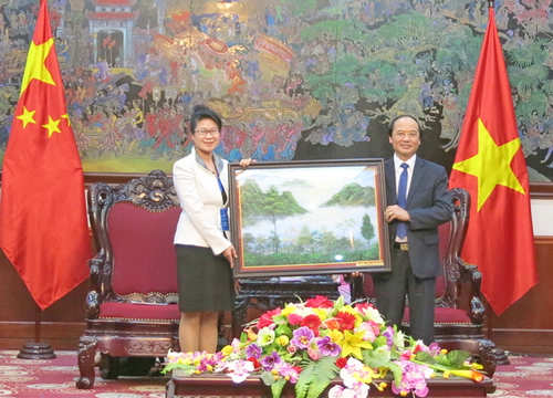 Đồng chí Hà Kế San - Phó Chủ tịch UBND tỉnh Phú Thọ tặng bức ảnh “Sương sớm Xuân Sơn" cho đoàn đại biểu thanh niên Trung Quốc